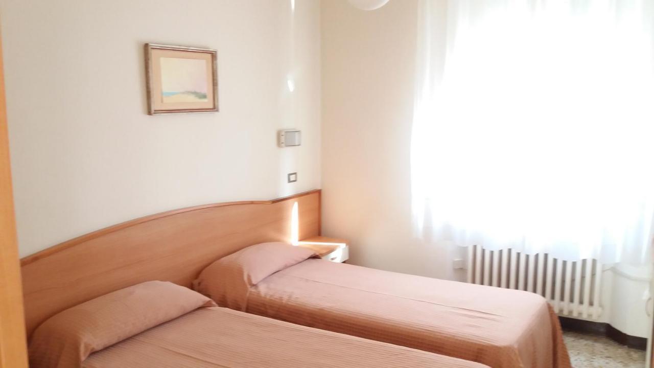 Albergo Moretti Senigallia Exteriör bild